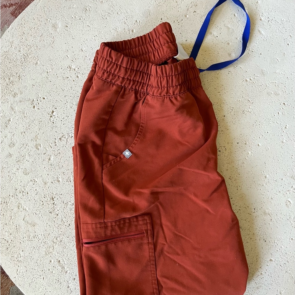 Figs Zamora scrub pants in umber/rust color size MP